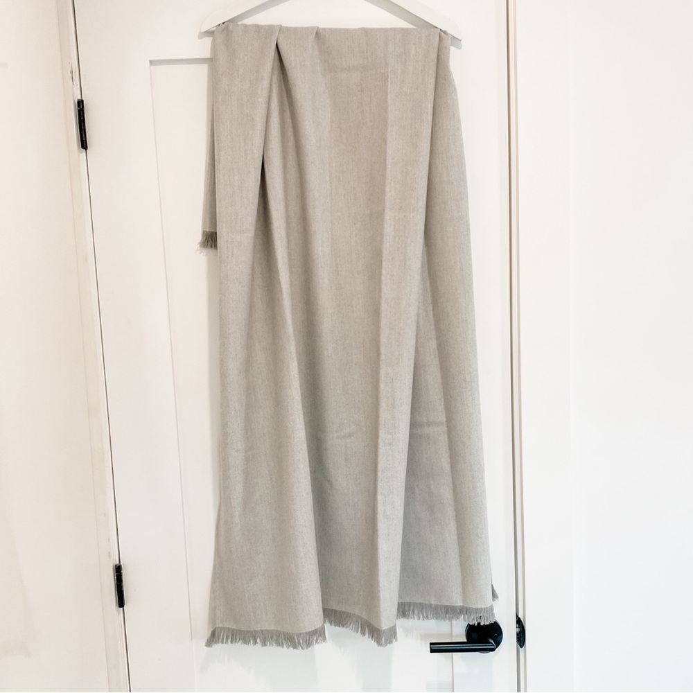 Liquidation Sale: BNWT Made in Canada: Bouton Jaune | Gray Nursery Blanket - Picture 5 of 6